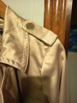 Gabardina beige dorada