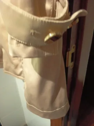 Gabardina beige dorada
