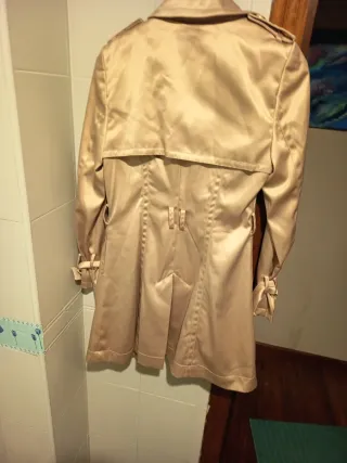 Gabardina beige dorada