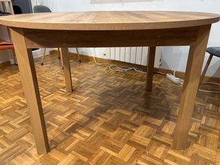Mesa redonda extensible madera en perfecto estado.