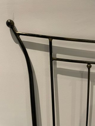 Cabecero de metal negro