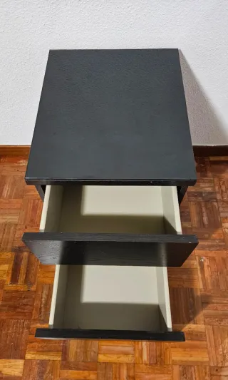 Mesita de noche con 2 cajones