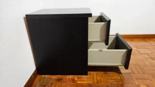 Mesita de noche con 2 cajones