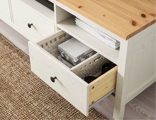 Mueble TV blanco y madera clara