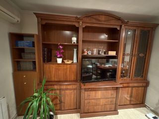 Mueble de madera con vitrina