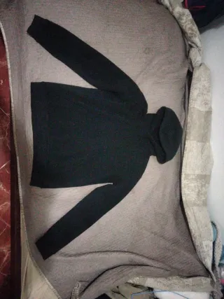 Sudadera negra con capucha y bolsillo