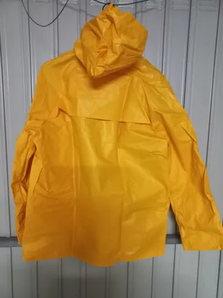 Chubasquero impermeable amarillo