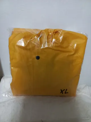 Chubasquero impermeable amarillo