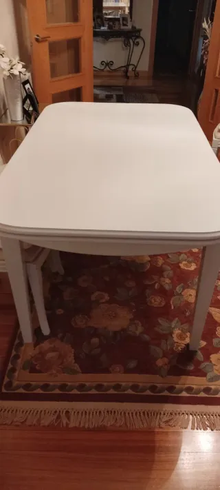 Mesa extensible de madera blanca