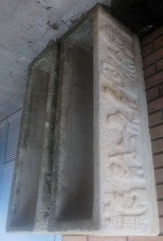 maceteros o jardineras de piedra con relieve