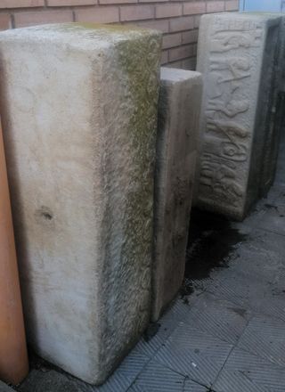 maceteros o jardineras de piedra con relieve