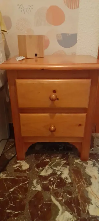 Mesita de noche y 2 cómodas de madera