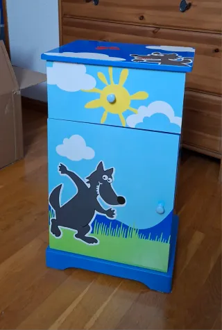 Mueble infantil azul con cajón y puerta