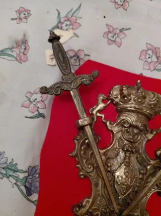 Colgador de llaves escudo espadas corona