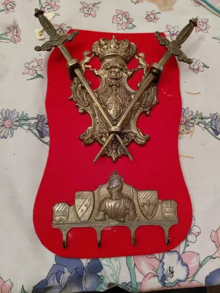 Colgador de llaves escudo espadas corona