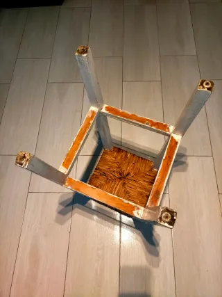 Taburete de madera con asiento de yute