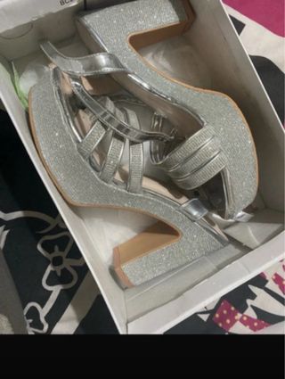 Tacones plateados brillantes