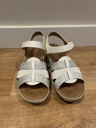 Sandalias beig marca Prisska talla 38