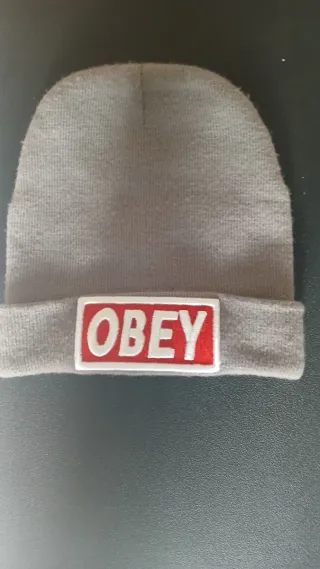 Gorro Obey gris con parche rojo