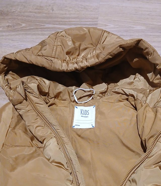 Abrigo niño talla 5 amarillo-mostaza