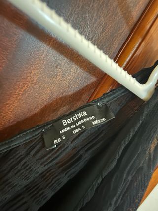 Top mangas semitransparente y escote pico. Talla S