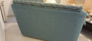 Sofá de tela verde con estampado floral