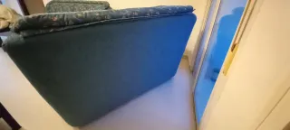 Sofá de tela verde con estampado floral