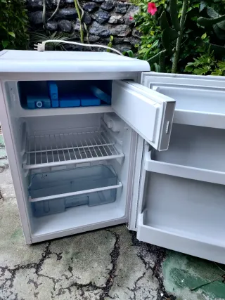 Frigorífico pequeño marca Beko, 54 x 56 fondo x 84