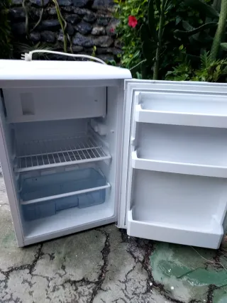 Frigorífico pequeño marca Beko, 54 x 56 fondo x 84