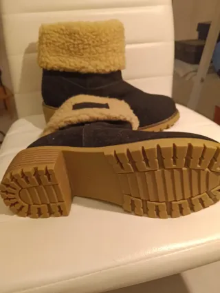 Botas negras con forro beige