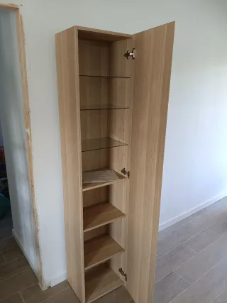 Mueble de baño de madera con puerta