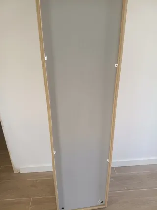 Mueble de baño de madera con puerta