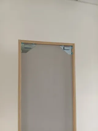 Mueble de baño de madera con puerta