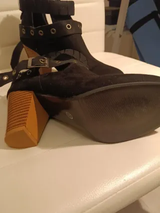 Botas negras con hebillas