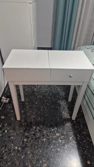 Tocador blanco con espejo y cajón.