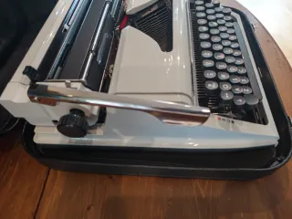 Máquina de escribir Erika con maletín