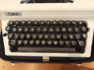 Máquina de escribir Erika con maletín