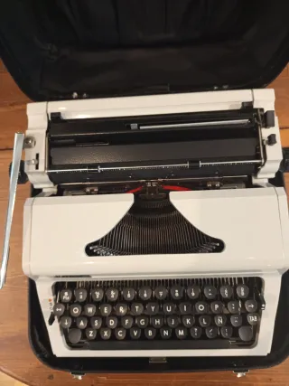 Máquina de escribir Erika con maletín