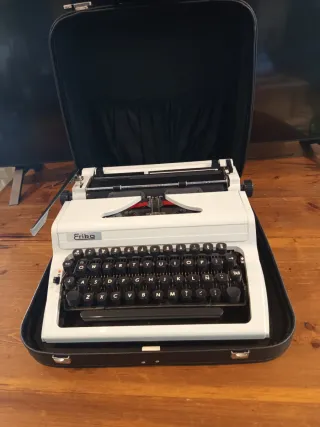 Máquina de escribir Erika con maletín