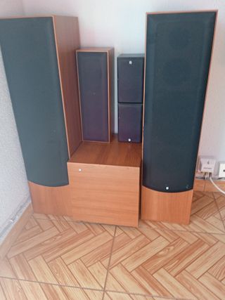 Altavoces JAMO Madera y DVD reproductor.