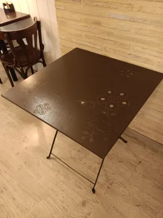 Mesa plegable metálica exterior decorada