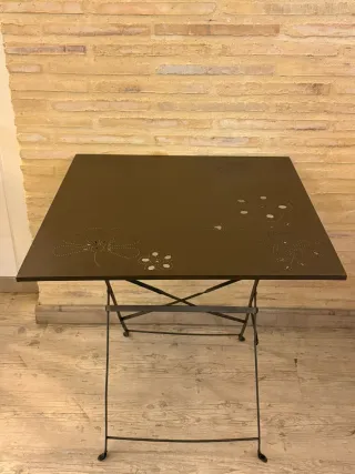 Mesa plegable metálica exterior decorada