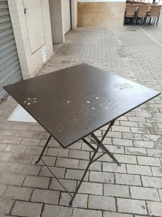 Mesa plegable metálica exterior decorada