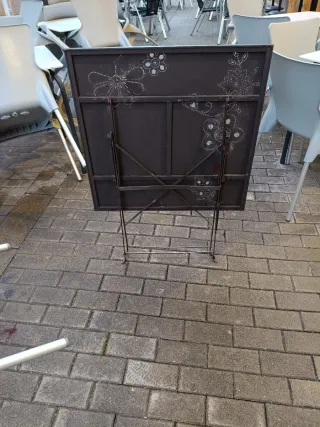 Mesa plegable metálica exterior decorada