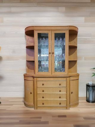 VITRINA DE MADERA Y RATAN