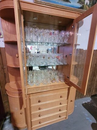 VITRINA DE MADERA Y RATAN