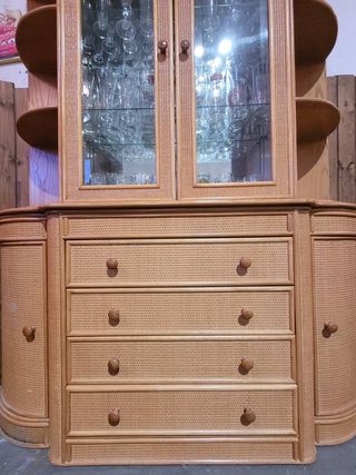 VITRINA DE MADERA Y RATAN