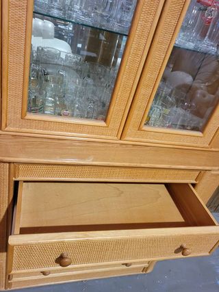 VITRINA DE MADERA Y RATAN