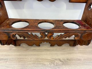 ESTANTERÍA DE MADERA TALLADA