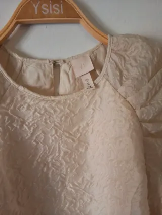 Vestido de fiesta corto y manga abullonada larga